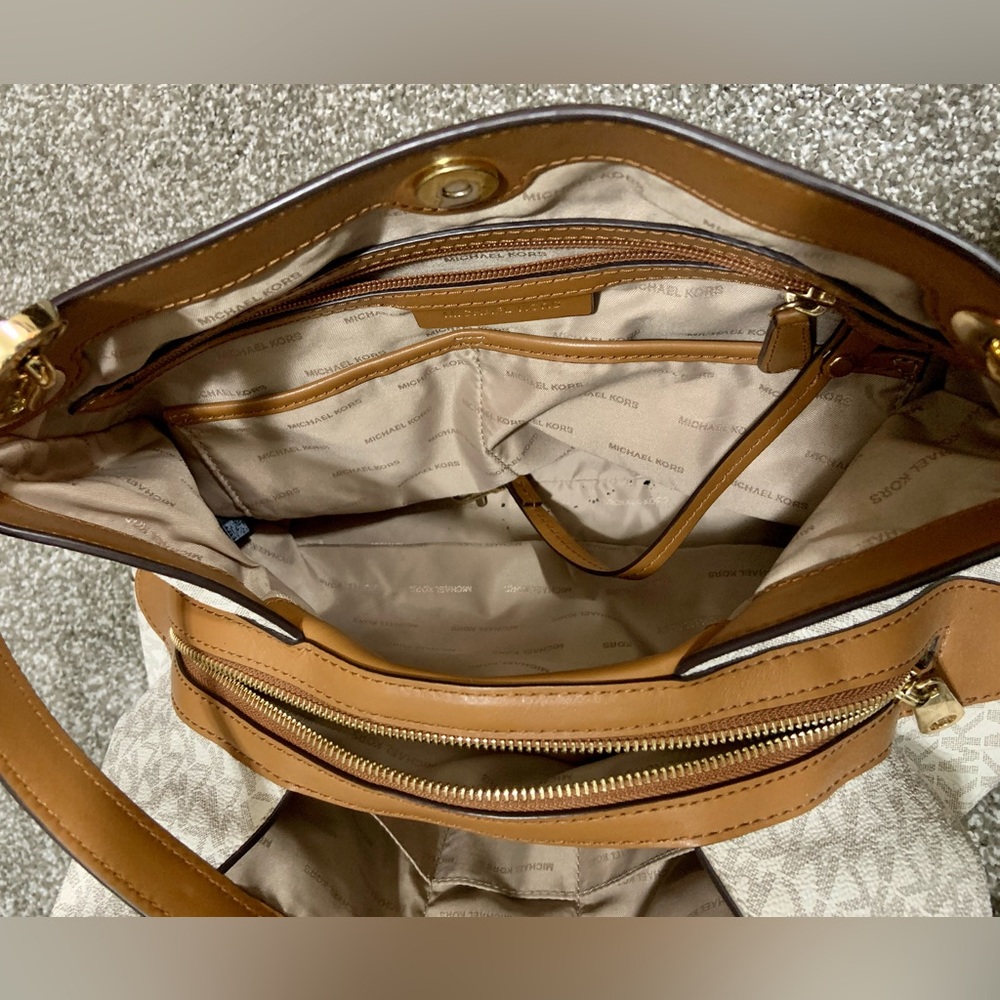 Michael Kors Hobo handbag - Picture 5 of 6